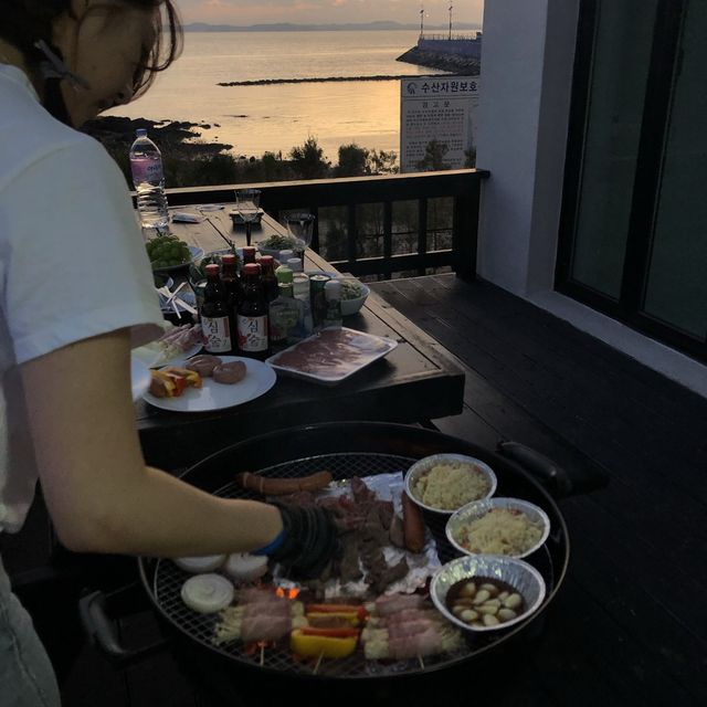 해지는 바다 노을을 보며 바베큐를 즐길 수 있는 “순수펜션”