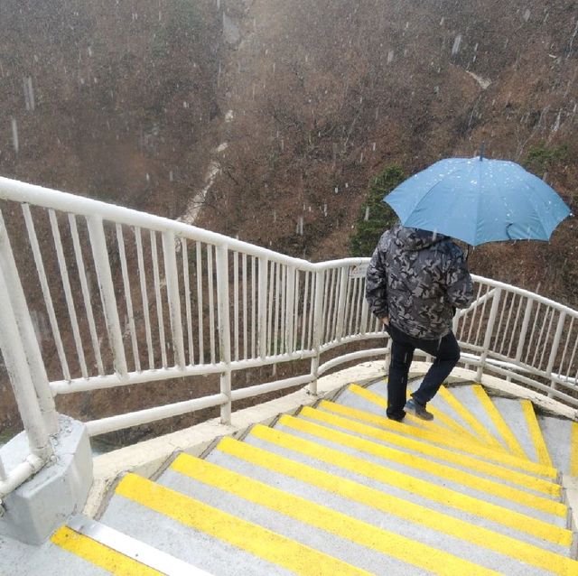 大風大雨🌬🌧下的華嚴瀑布