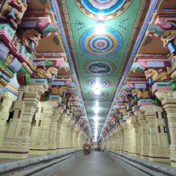 Went to this famous and well know temple because of the 22 wells for bathing. In the late afternoon my driver bring to a priest so that he can bring me inside to bath. 1st you had to soak in the sea, up and down for three times, then walk toward the temple barefooted, one by one he introduced the well and tell me all the story for all of the wells. Finish bathing you had to change a new cloth on it, and then throw the wet old clothes away. After that he will ask his friend to do some chanting for me. Finish the chanting i proceed to the main temple inside to see the linga. After that go back rest, wake up tomorrow morning to see the jyotirlinga.