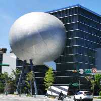台北景點—建築外觀有巨型球體的台北表演藝術中心