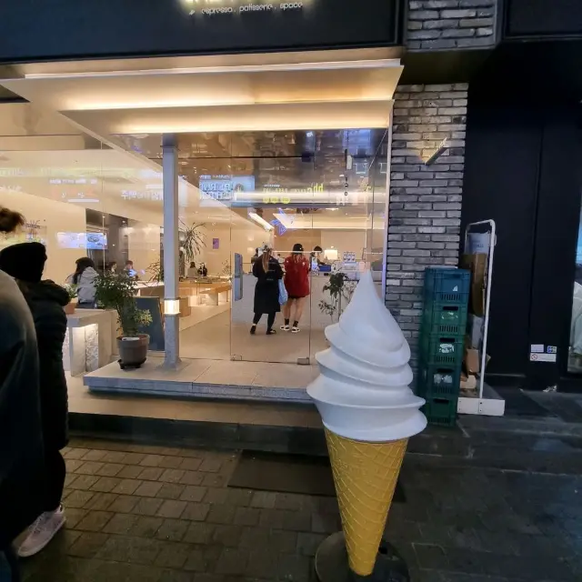 CREM CHIC CAFE