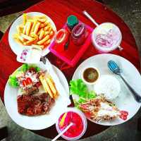 สีดำนมสด คาเฟ่และร้านอาหาร ริมแม่น้ำปราจีน