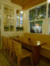白色和風Cafe，外脆內軟的軟殼蟹意粉 