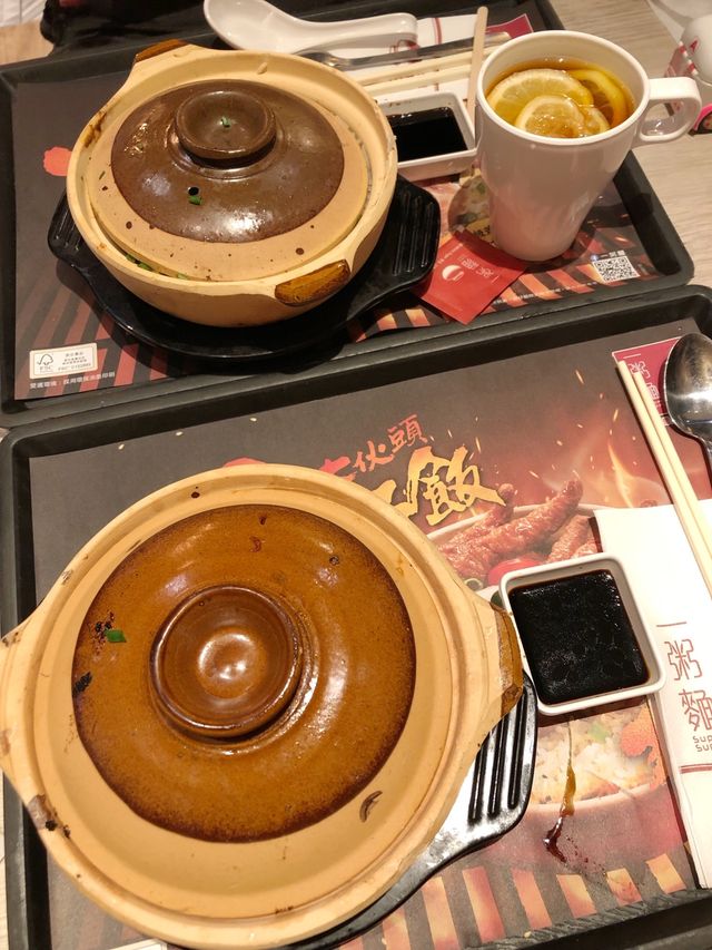 快餐店都有特色煲仔飯～