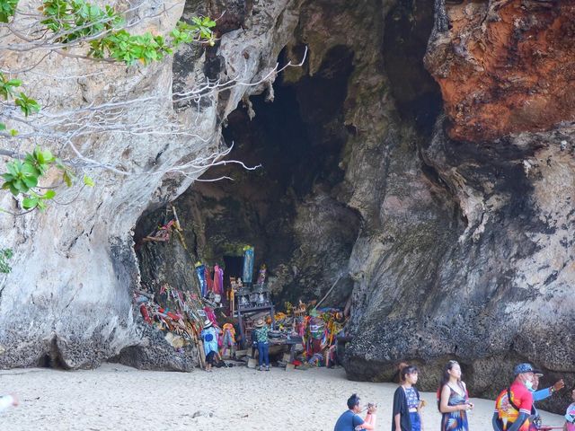 นั่งเรือไปหาดไร่เลย์ กันเถอะ 
