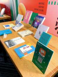 📚一年一度嘅書展又到啦！📚📖 今年嘅主題喺「歷史文化.城市書寫」📝 並以「從香港閱讀世界:憶.寫香港故事」點題 除了書展外仲可以欣賞好多懷舊嘅香港故事。 一於帶埋契女嚟感受吓書卷味🥰 等佢自