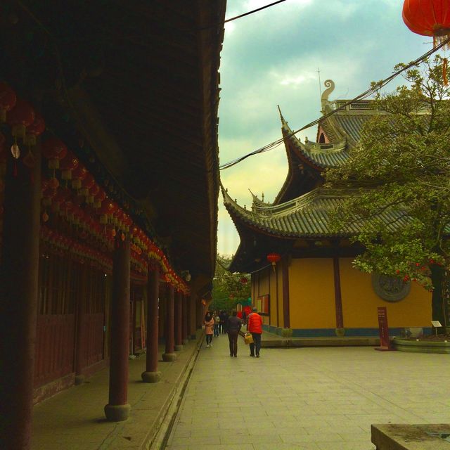 Visit the most authentic Longhua Temple