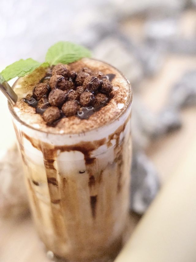 奶白色同木系為主調 Cafe