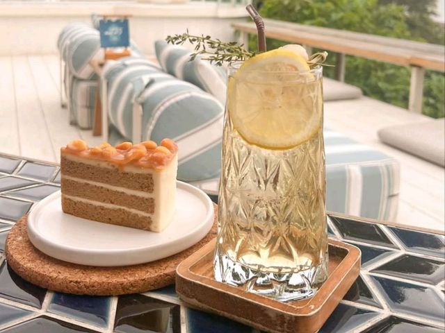คาเฟ่ติดทะเล ที่พัทยา @ The Lunar Beach House Patt