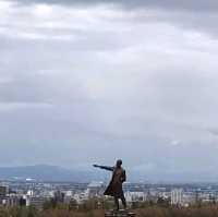 【羊ヶ丘展望台】クラーク博士像は丘の上に