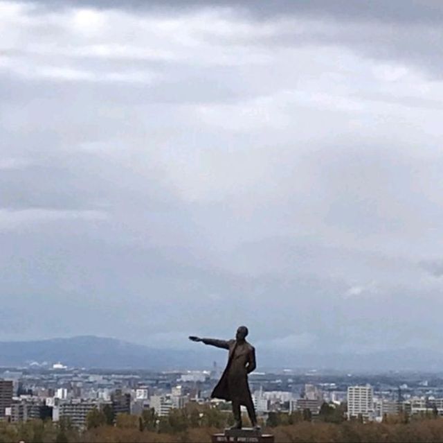 【羊ヶ丘展望台】クラーク博士像は丘の上に