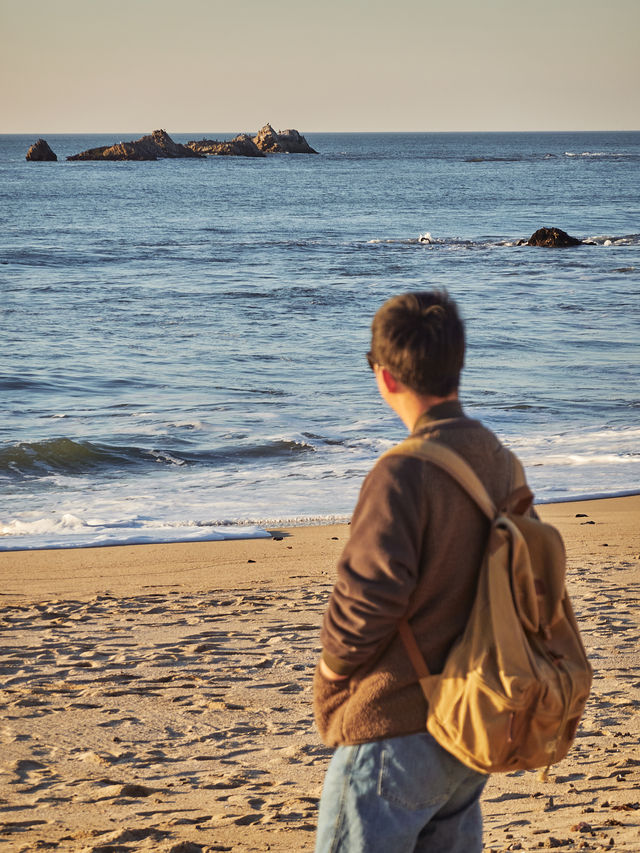 Half Moon Bay in California 🌙 Enjoy a seaside sunset at the Cliff Hotel.