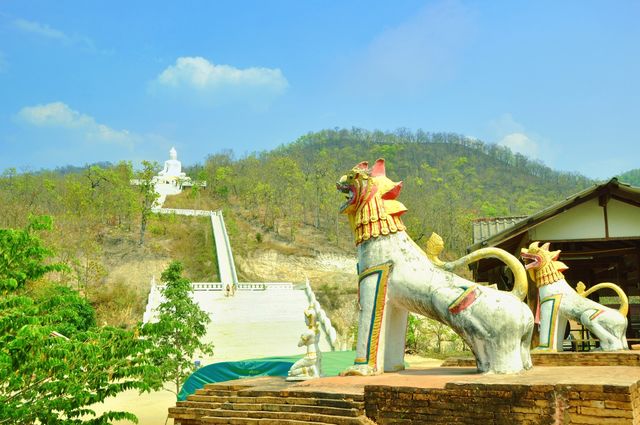 Thai tourism: Visit the beautiful Meena Temple in Pai and climb to the mountaintop to enjoy the scenery with Buddha.