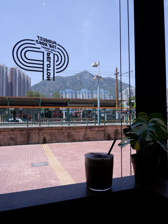 輕鐵旁的木系Cafe 