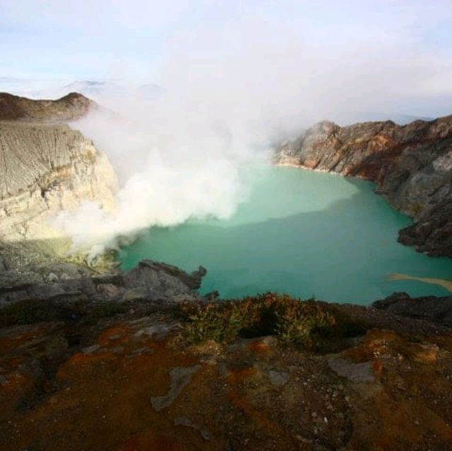 World's largest acid lake