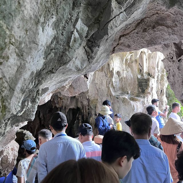 하롱베이 가장 큰 석회암 동굴 승솟동굴