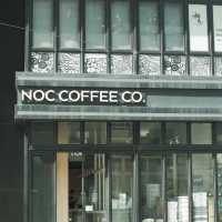 電車軌旁的極簡咖啡店