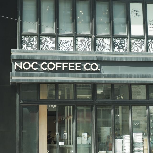 電車軌旁的極簡咖啡店