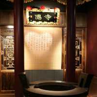 世貿超狂餐酒館隱寺餐酒館，香爐、涼亭、藥櫃全搬進餐廳內！