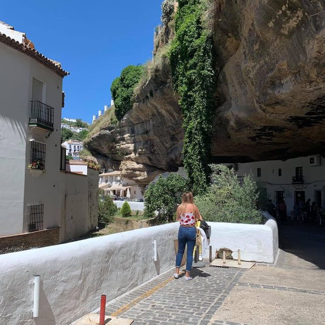 Setenil de las Bodegas สร้างบ้านใต้หินในสเปน