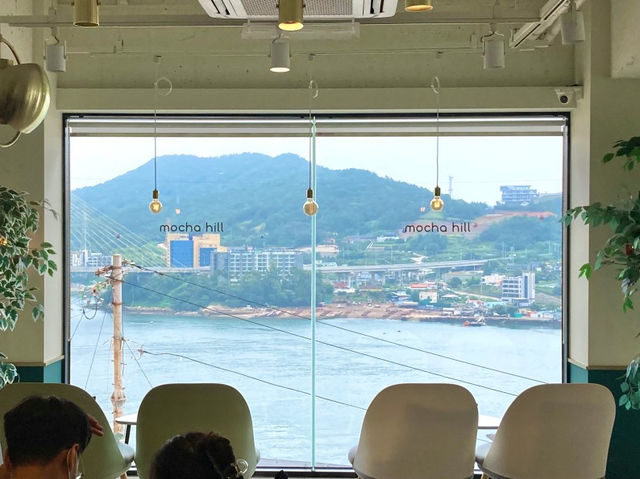 언덕 위 바다뷰가 멋진 여수 고소동 ‘모카힐 카페’