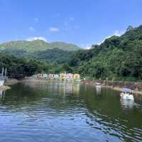 "湖邊餐廳. 一邊吃東西，一邊欣賞湖景"