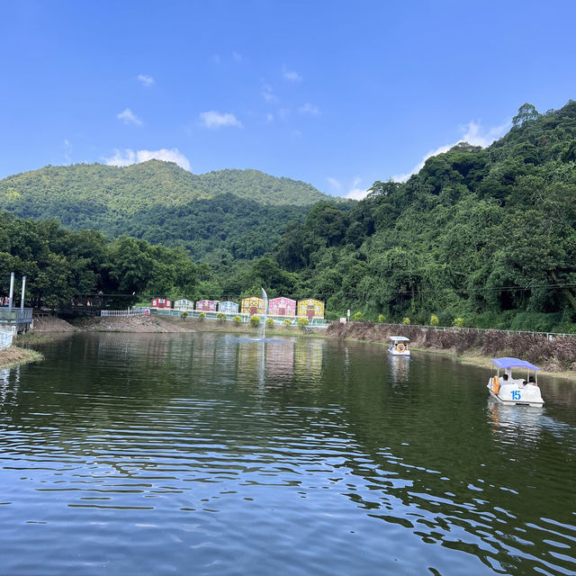 "湖邊餐廳. 一邊吃東西，一邊欣賞湖景"