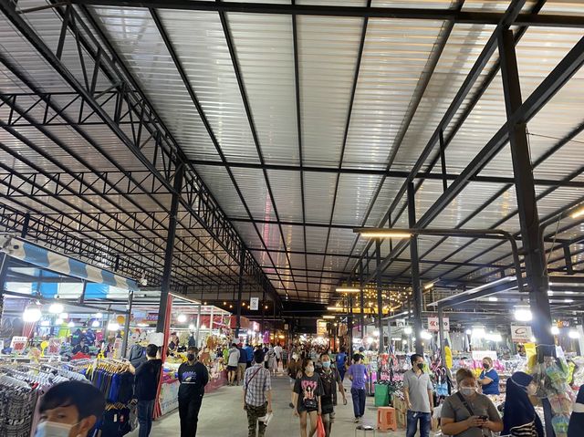ตลาดนกฮูก เลี่ยงเมืองนนท์ เดินช๊อปปิ้งสุดชิว 