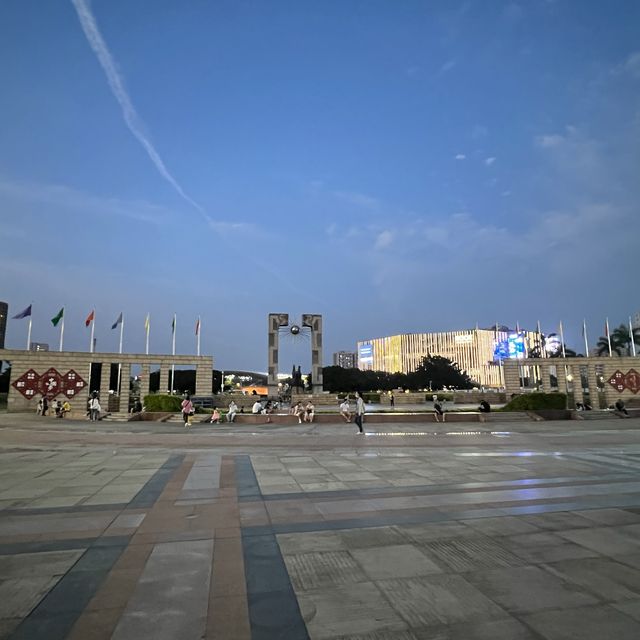 深圳龍華：打卡文化廣場