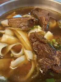 ［台北/西門町］ 老山東牛肉麵🐮｜必比登推薦美食 牛肉超軟嫩 水餃比牛肉麵更搶眼?!😱 