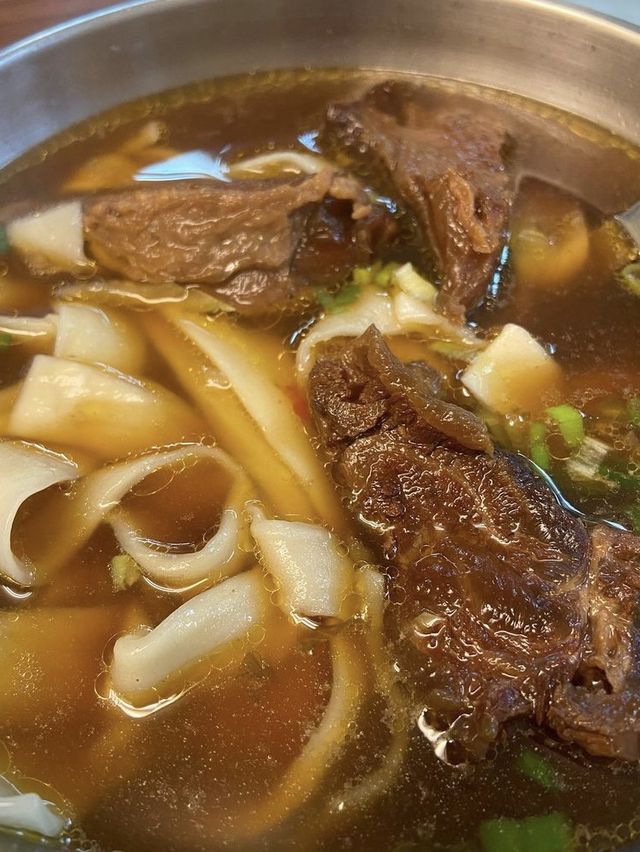 ［台北/西門町］ 老山東牛肉麵🐮｜必比登推薦美食 牛肉超軟嫩 水餃比牛肉麵更搶眼?!😱 