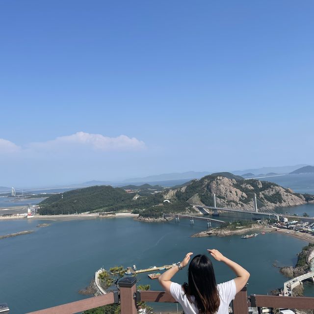 바다를 가르는 도로를 볼 수 잇는 군산 대장봉