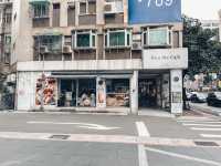 市政府站5分鐘101景觀文青咖啡店～We&Me Cafe好好文化創意｜可直接看到101｜餐點多元還有超值套餐可以選擇｜店內文青又可以看書