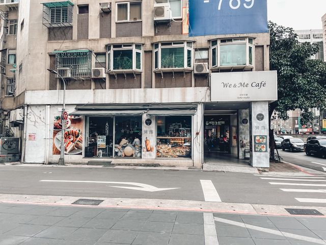 市政府站5分鐘101景觀文青咖啡店～We&Me Cafe好好文化創意｜可直接看到101｜餐點多元還有超值套餐可以選擇｜店內文青又可以看書