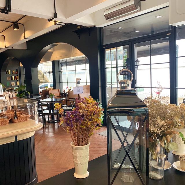 เบื่อคาเฟ่มินิมอล เชิญที่ PLEASE Cafe