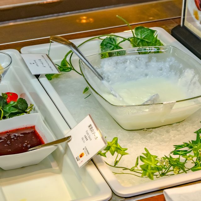 札幌グランドホテル・朝食ビュッフェ名物のアップルパイなどのデザートコーナー