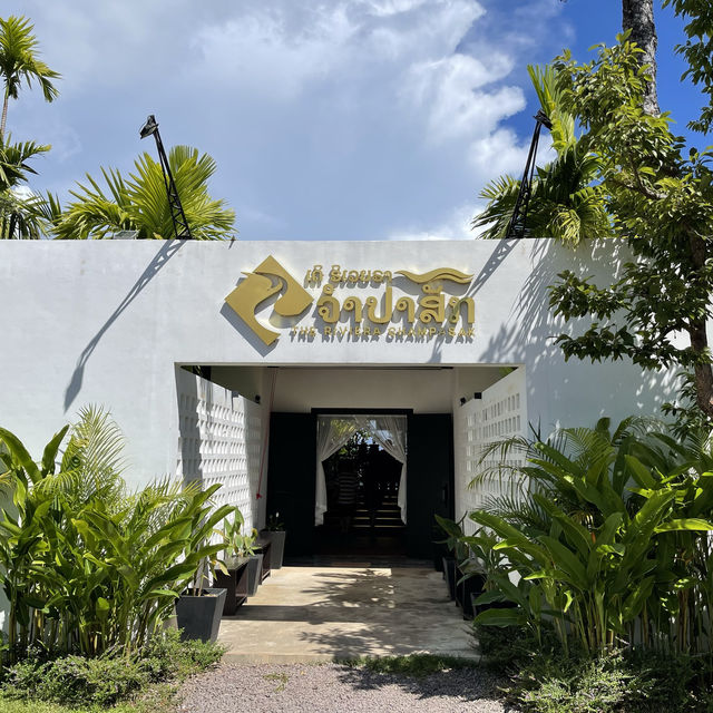 ร้านอาหาร และ โรงแรม The Riviera Champasak