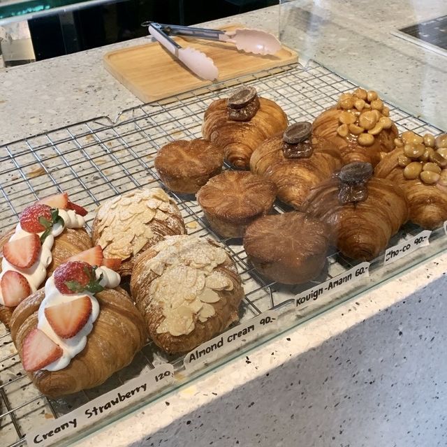 คาเฟ่ตึกแถวเก่ามาคู่กับครัวซองท์จึ้งใจ✨🥐
