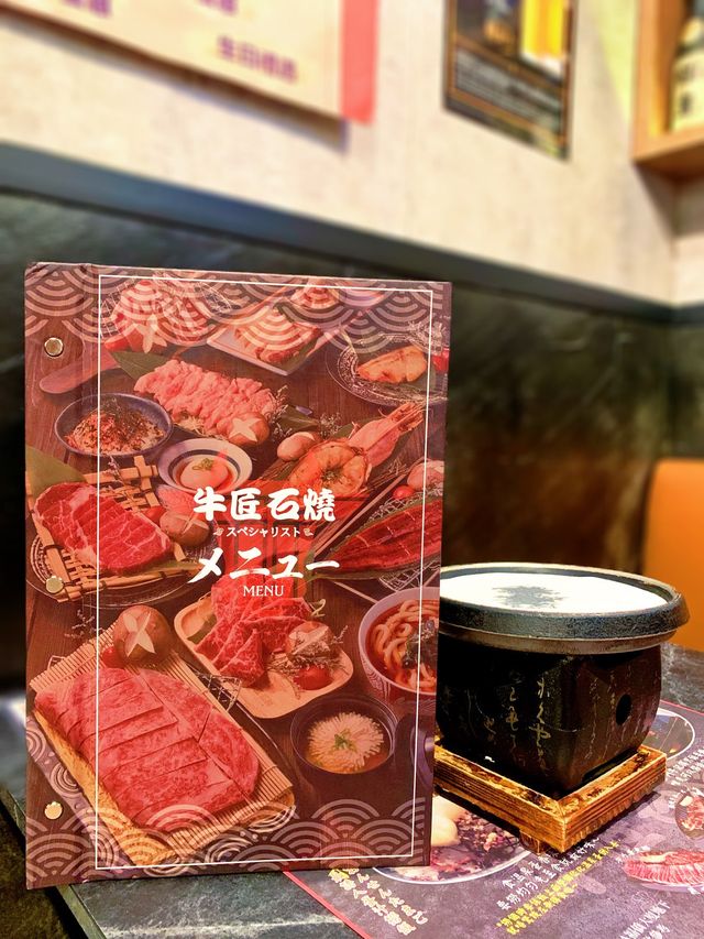 石燒牛舌超級正！燒幾熟自己話事🥰  經過呢間餐廳幾次都話想試吓， 今日終於有時間同蝦子餅一齊嚟食  主要係見到佢有個石燒牛，好似好吸引 之前喺日本食過，食過返尋味 所以我哋都好懷念  鹽蔥薄切牛舌 