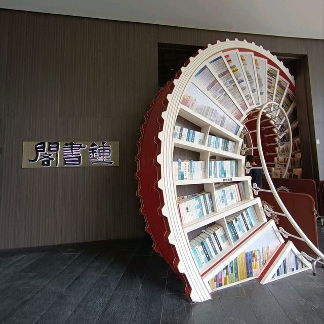 i'm inlove with this Spiral bookstore🥰