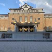 外からも楽しめる京都市京セラ美術館