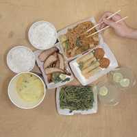 《 喂 ! 有 人 圍 住 餵 你 食 飯 好 威 水 》