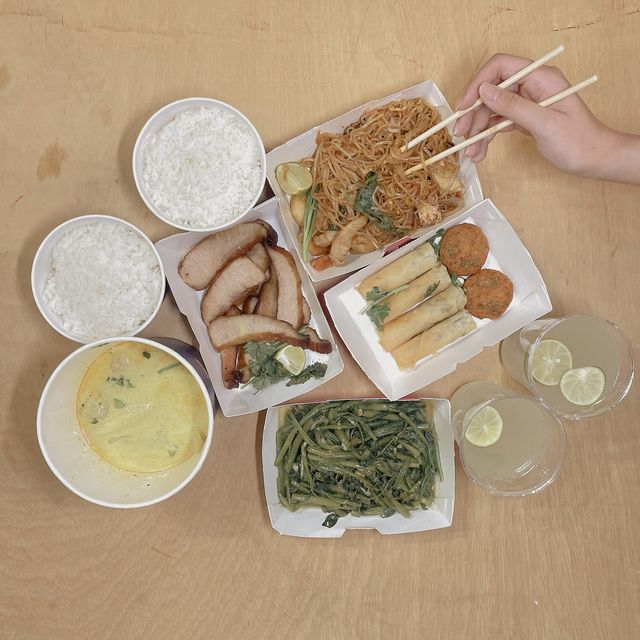 《 喂 ! 有 人 圍 住 餵 你 食 飯 好 威 水 》