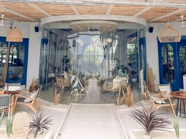 คาเฟ่ติดทะเล ที่พัทยา @ The Lunar Beach House Patt