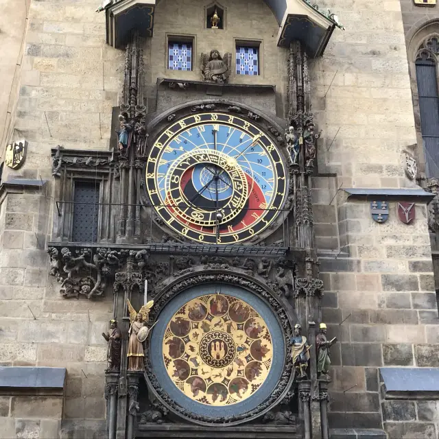 捷克布拉格中世紀精美「天文鐘」整點有報時表演！