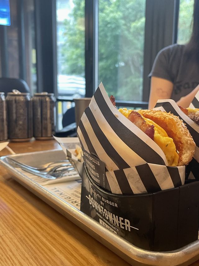 한 건물에서 해결하는 카페 & 식사 “한남 노티드 & 다운타우너”🍔🍩