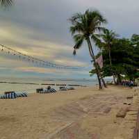เดินเล่นชายหาดวงศ์อมาตย์ยามเย็น