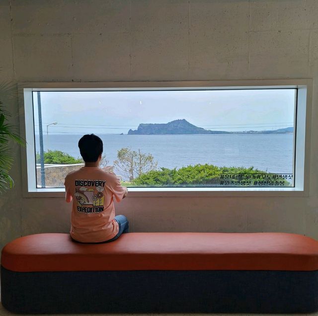 제주도 바다가 한눈에 들어오는 우도 카페 훈데르트윈즈