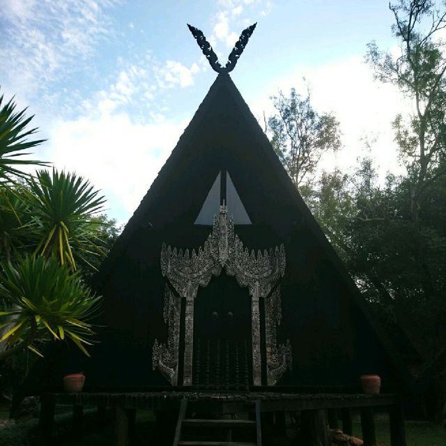 อาคารทรงแปลกตา@บ้านดำ