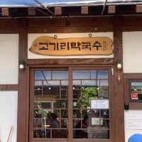 웨이팅은 기본! 찐맛집 고기리막국수